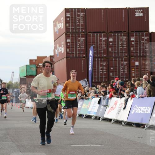 03.10.2025 - Köhlbrandbrückenlauf Yannick Fuchs http://msf.ph/oto/8983404 03.10.2025 16:06:55 Ziel 7228, 7263, 7322, 8866, 8967, 9128, 9353, 9354, 9416, 9417 meine-sportfotos.de
