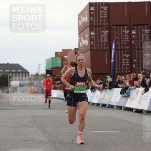 03.10.2025 - Köhlbrandbrückenlauf Yannick Fuchs http://msf.ph/oto/8983405 03.10.2025 15:52:17 Ziel 8968, 9269, 9602 meine-sportfotos.de