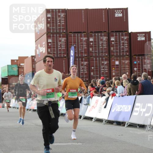 03.10.2025 - Köhlbrandbrückenlauf Yannick Fuchs http://msf.ph/oto/8983408 03.10.2025 16:06:56 Ziel 7228, 7263, 7322, 8866, 8967, 9128, 9416, 9417 meine-sportfotos.de