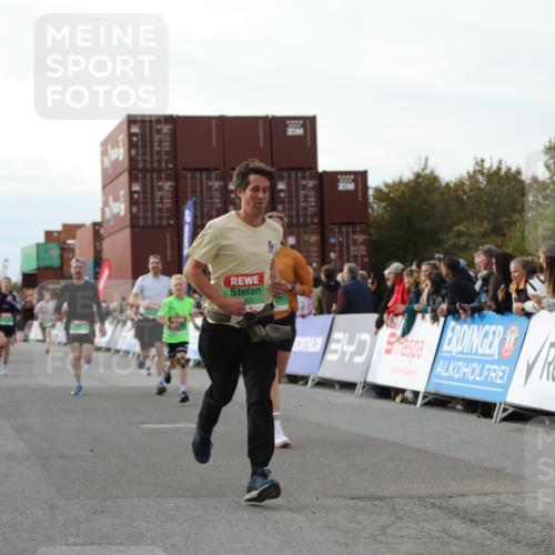 03.10.2025 - Köhlbrandbrückenlauf Yannick Fuchs http://msf.ph/oto/8983416 03.10.2025 16:06:56 Ziel 7228, 7263, 7322, 8866, 8967, 9128, 9416, 9417 meine-sportfotos.de