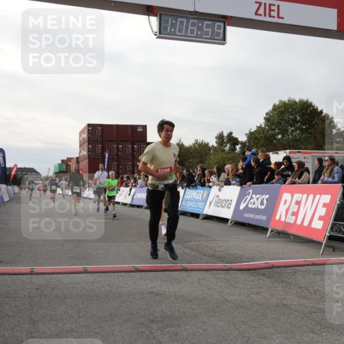 03.10.2025 - Köhlbrandbrückenlauf Yannick Fuchs http://msf.ph/oto/8983420 03.10.2025 16:06:57 Ziel 7228, 7263, 7322, 7995, 8866, 8967, 9416, 9417 meine-sportfotos.de