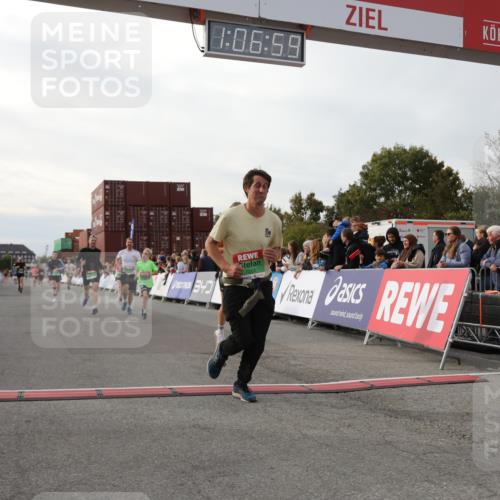 03.10.2025 - Köhlbrandbrückenlauf Yannick Fuchs http://msf.ph/oto/8983425 03.10.2025 16:06:57 Ziel 7228, 7263, 7322, 7995, 8866, 8967, 9416, 9417 meine-sportfotos.de