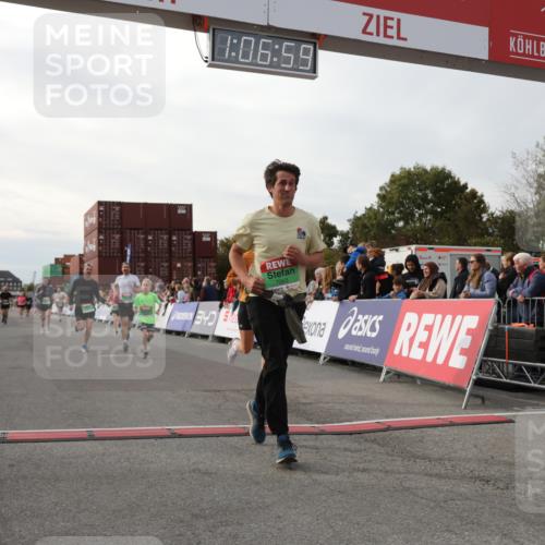 03.10.2025 - Köhlbrandbrückenlauf Yannick Fuchs http://msf.ph/oto/8983427 03.10.2025 16:06:58 Ziel 7228, 7263, 7322, 7995, 8866, 8967, 9416, 9417 meine-sportfotos.de