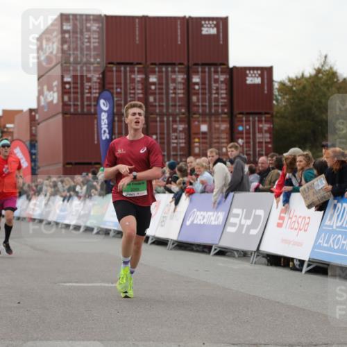 03.10.2025 - Köhlbrandbrückenlauf Yannick Fuchs http://msf.ph/oto/8983429 03.10.2025 15:52:20 Ziel 8968, 9269, 9602 meine-sportfotos.de