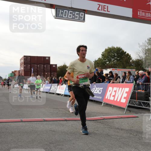 03.10.2025 - Köhlbrandbrückenlauf Yannick Fuchs http://msf.ph/oto/8983430 03.10.2025 16:06:58 Ziel 7228, 7263, 7322, 7995, 8866, 8967, 9416, 9417 meine-sportfotos.de