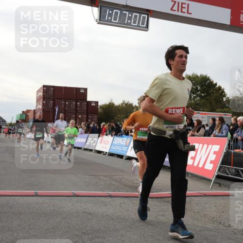 03.10.2025 - Köhlbrandbrückenlauf Yannick Fuchs http://msf.ph/oto/8983431 03.10.2025 16:06:58 Ziel 7228, 7263, 7322, 7995, 8866, 8967, 9416, 9417 meine-sportfotos.de
