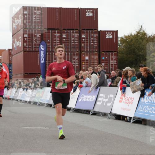 03.10.2025 - Köhlbrandbrückenlauf Yannick Fuchs http://msf.ph/oto/8983432 03.10.2025 15:52:20 Ziel 8968, 9269, 9602 meine-sportfotos.de