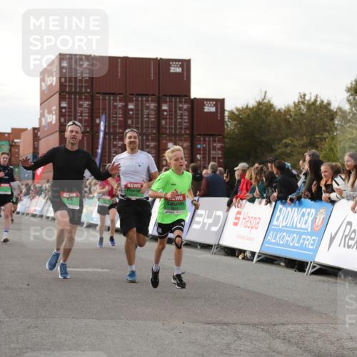 03.10.2025 - Köhlbrandbrückenlauf Yannick Fuchs http://msf.ph/oto/8983433 03.10.2025 16:06:58 Ziel 7228, 7263, 7322, 7995, 8866, 8967, 9416, 9417 meine-sportfotos.de