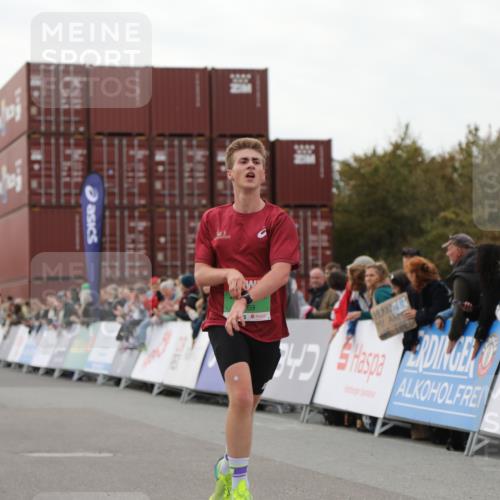 03.10.2025 - Köhlbrandbrückenlauf Yannick Fuchs http://msf.ph/oto/8983437 03.10.2025 15:52:21 Ziel 8968, 9269, 9602 meine-sportfotos.de