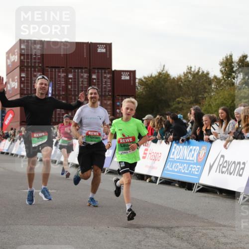 03.10.2025 - Köhlbrandbrückenlauf Yannick Fuchs http://msf.ph/oto/8983438 03.10.2025 16:06:59 Ziel 7174, 7228, 7263, 7322, 7995, 8866, 8967, 9416, 9417 meine-sportfotos.de