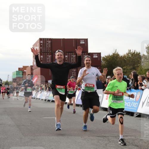 03.10.2025 - Köhlbrandbrückenlauf Yannick Fuchs http://msf.ph/oto/8983440 03.10.2025 16:06:59 Ziel 7174, 7228, 7263, 7322, 7995, 8866, 8967, 9416, 9417 meine-sportfotos.de