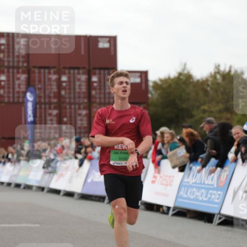 03.10.2025 - Köhlbrandbrückenlauf Yannick Fuchs http://msf.ph/oto/8983441 03.10.2025 15:52:21 Ziel 8968, 9269, 9602 meine-sportfotos.de