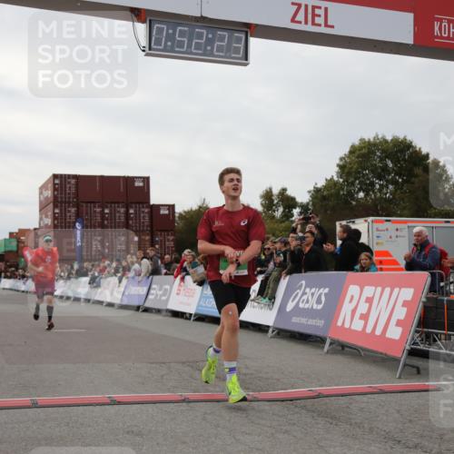 03.10.2025 - Köhlbrandbrückenlauf Yannick Fuchs http://msf.ph/oto/8983443 03.10.2025 15:52:21 Ziel 8968, 9269, 9602 meine-sportfotos.de