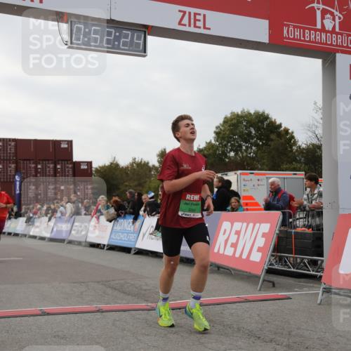 03.10.2025 - Köhlbrandbrückenlauf Yannick Fuchs http://msf.ph/oto/8983447 03.10.2025 15:52:22 Ziel 8968, 9269, 9602 meine-sportfotos.de