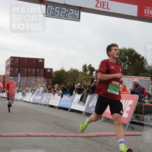 03.10.2025 - Köhlbrandbrückenlauf Yannick Fuchs http://msf.ph/oto/8983448 03.10.2025 15:52:22 Ziel 8968, 9269, 9602 meine-sportfotos.de