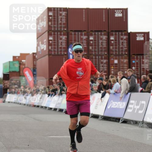 03.10.2025 - Köhlbrandbrückenlauf Yannick Fuchs http://msf.ph/oto/8983451 03.10.2025 15:52:23 Ziel 9269, 9602 meine-sportfotos.de