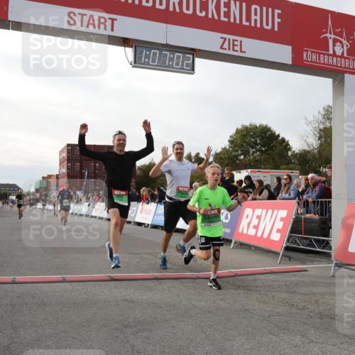 03.10.2025 - Köhlbrandbrückenlauf Yannick Fuchs http://msf.ph/oto/8983452 03.10.2025 16:07:00 Ziel 7174, 7228, 7263, 7322, 7995, 8866, 8967, 9416, 9417 meine-sportfotos.de