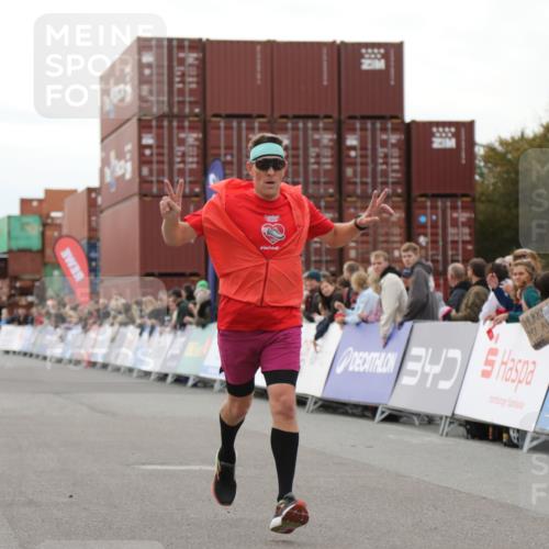03.10.2025 - Köhlbrandbrückenlauf Yannick Fuchs http://msf.ph/oto/8983453 03.10.2025 15:52:23 Ziel 9269, 9602 meine-sportfotos.de