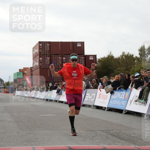 03.10.2025 - Köhlbrandbrückenlauf Yannick Fuchs http://msf.ph/oto/8983457 03.10.2025 15:52:23 Ziel 9269, 9602 meine-sportfotos.de