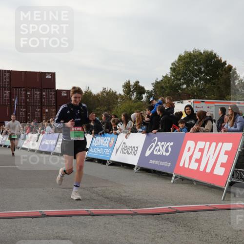 03.10.2025 - Köhlbrandbrückenlauf Yannick Fuchs http://msf.ph/oto/8983482 03.10.2025 16:07:03 Ziel 7174, 7228, 7322, 7995, 8026, 8847, 8866, 9416, 9417 meine-sportfotos.de