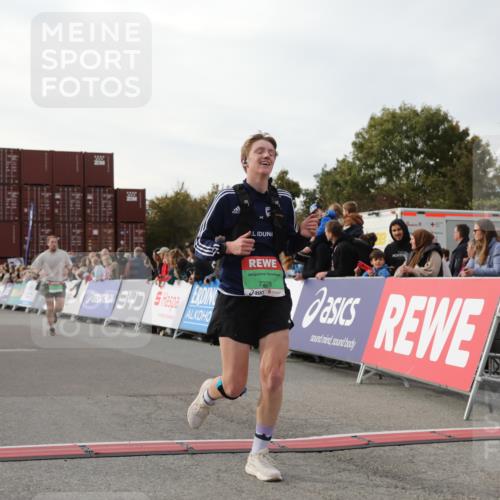 03.10.2025 - Köhlbrandbrückenlauf Yannick Fuchs http://msf.ph/oto/8983490 03.10.2025 16:07:04 Ziel 7174, 7228, 7322, 7995, 8026, 8847, 9416 meine-sportfotos.de