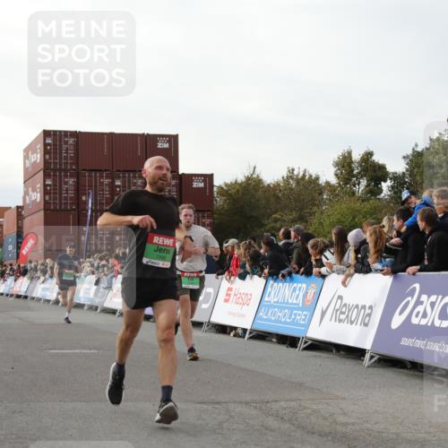 03.10.2025 - Köhlbrandbrückenlauf Yannick Fuchs http://msf.ph/oto/8983501 03.10.2025 16:07:05 Ziel 7174, 7228, 7322, 7995, 8026, 8847, 8925 meine-sportfotos.de