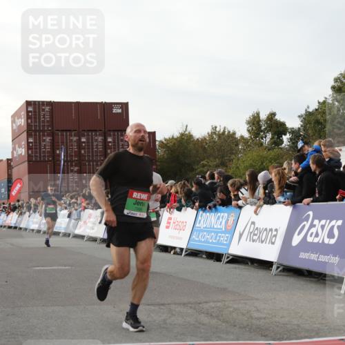 03.10.2025 - Köhlbrandbrückenlauf Yannick Fuchs http://msf.ph/oto/8983503 03.10.2025 16:07:05 Ziel 7174, 7228, 7322, 7995, 8026, 8847, 8925 meine-sportfotos.de