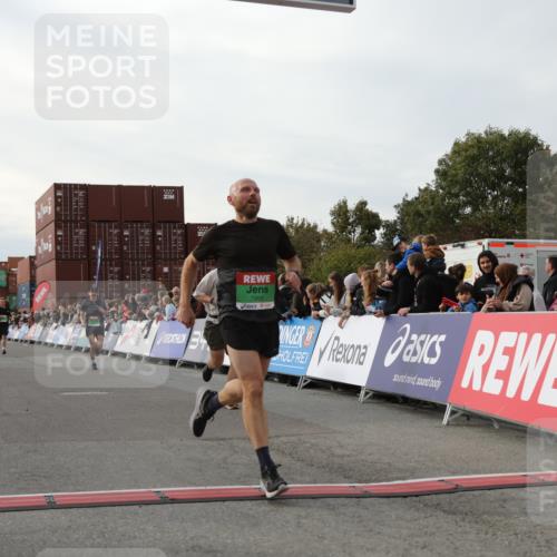 03.10.2025 - Köhlbrandbrückenlauf Yannick Fuchs http://msf.ph/oto/8983507 03.10.2025 16:07:05 Ziel 7174, 7228, 7322, 7995, 8026, 8847, 8925 meine-sportfotos.de
