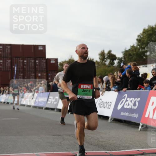 03.10.2025 - Köhlbrandbrückenlauf Yannick Fuchs http://msf.ph/oto/8983509 03.10.2025 16:07:05 Ziel 7174, 7228, 7322, 7995, 8026, 8847, 8925 meine-sportfotos.de