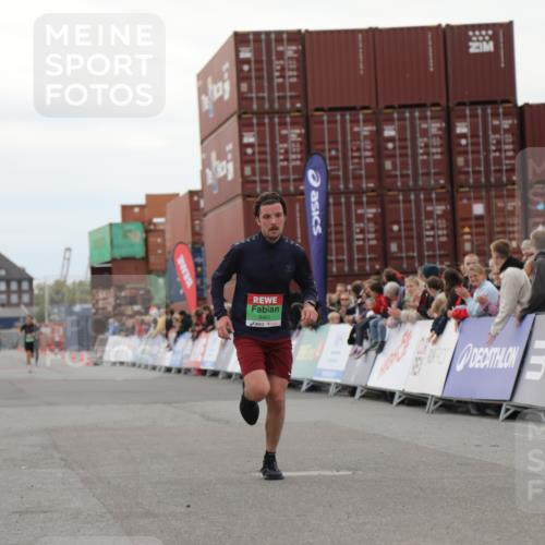 03.10.2025 - Köhlbrandbrückenlauf Yannick Fuchs http://msf.ph/oto/8983513 03.10.2025 15:53:06 Ziel 9461, 9591 meine-sportfotos.de