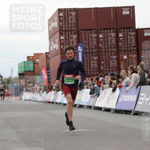 03.10.2025 - Köhlbrandbrückenlauf Yannick Fuchs http://msf.ph/oto/8983515 03.10.2025 15:53:06 Ziel 9461, 9591 meine-sportfotos.de