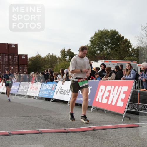 03.10.2025 - Köhlbrandbrückenlauf Yannick Fuchs http://msf.ph/oto/8983516 03.10.2025 16:07:07 Ziel 7174, 7228, 7560, 7995, 8026, 8847, 8925 meine-sportfotos.de