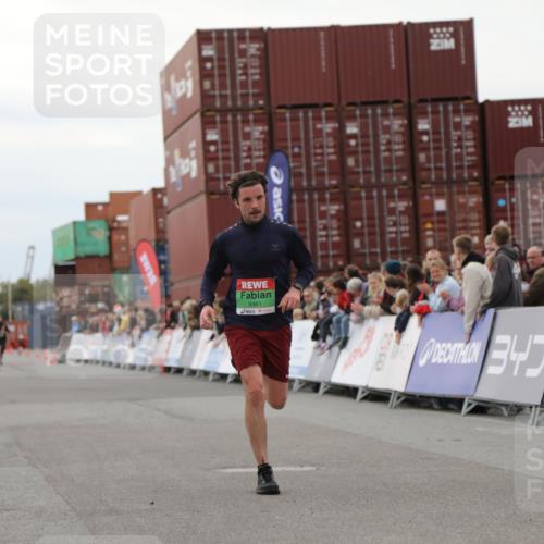 03.10.2025 - Köhlbrandbrückenlauf Yannick Fuchs http://msf.ph/oto/8983517 03.10.2025 15:53:06 Ziel 9461, 9591 meine-sportfotos.de
