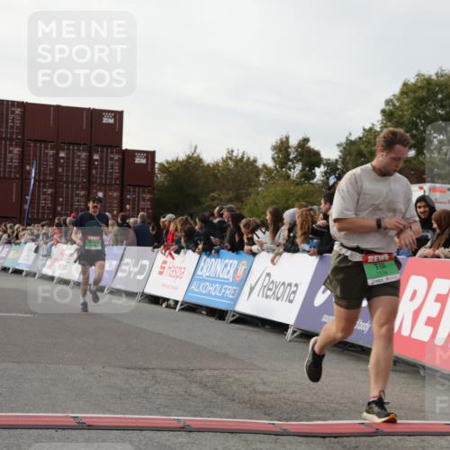 03.10.2025 - Köhlbrandbrückenlauf Yannick Fuchs http://msf.ph/oto/8983518 03.10.2025 16:07:07 Ziel 7174, 7228, 7560, 7995, 8026, 8847, 8925 meine-sportfotos.de