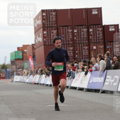 03.10.2025 - Köhlbrandbrückenlauf Yannick Fuchs http://msf.ph/oto/8983519 03.10.2025 15:53:07 Ziel 9461, 9591 meine-sportfotos.de