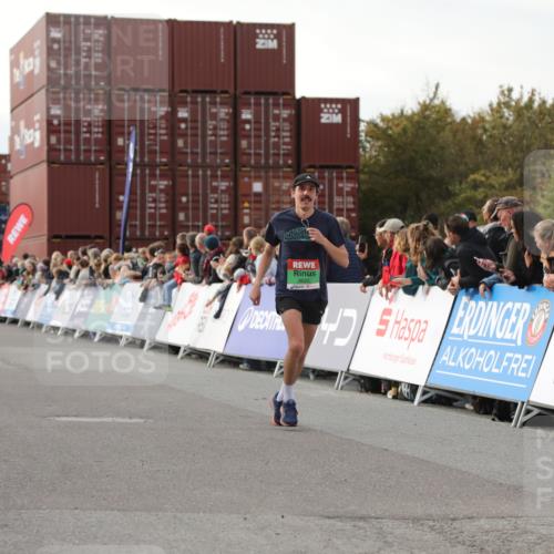 03.10.2025 - Köhlbrandbrückenlauf Yannick Fuchs http://msf.ph/oto/8983520 03.10.2025 16:07:07 Ziel 7174, 7228, 7560, 7995, 8026, 8847, 8925 meine-sportfotos.de