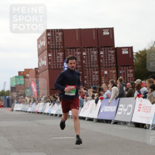 03.10.2025 - Köhlbrandbrückenlauf Yannick Fuchs http://msf.ph/oto/8983521 03.10.2025 15:53:07 Ziel 9461, 9591 meine-sportfotos.de