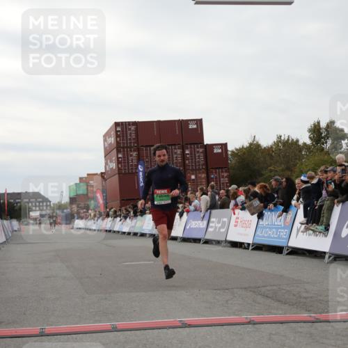 03.10.2025 - Köhlbrandbrückenlauf Yannick Fuchs http://msf.ph/oto/8983523 03.10.2025 15:53:07 Ziel 9461, 9591 meine-sportfotos.de