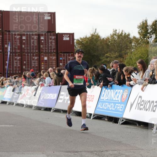 03.10.2025 - Köhlbrandbrückenlauf Yannick Fuchs http://msf.ph/oto/8983524 03.10.2025 16:07:08 Ziel 7174, 7340, 7560, 7995, 8026, 8847, 8925 meine-sportfotos.de