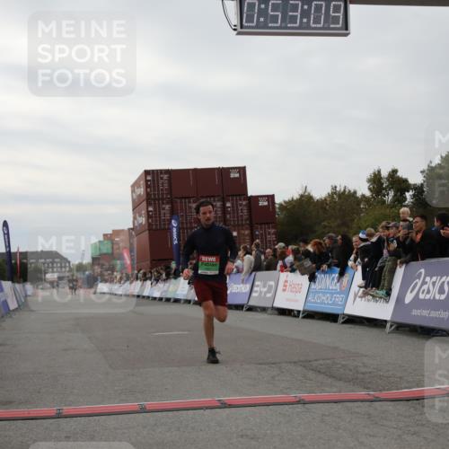 03.10.2025 - Köhlbrandbrückenlauf Yannick Fuchs http://msf.ph/oto/8983525 03.10.2025 15:53:07 Ziel 9461, 9591 meine-sportfotos.de