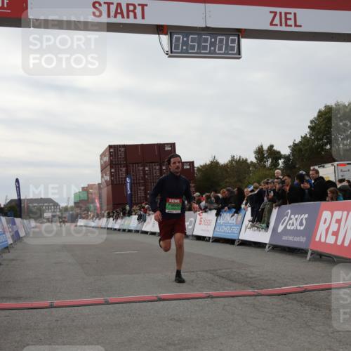 03.10.2025 - Köhlbrandbrückenlauf Yannick Fuchs http://msf.ph/oto/8983527 03.10.2025 15:53:08 Ziel 9461, 9591 meine-sportfotos.de