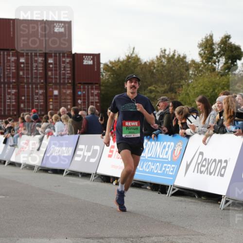 03.10.2025 - Köhlbrandbrückenlauf Yannick Fuchs http://msf.ph/oto/8983528 03.10.2025 16:07:08 Ziel 7174, 7340, 7560, 7995, 8026, 8847, 8925 meine-sportfotos.de