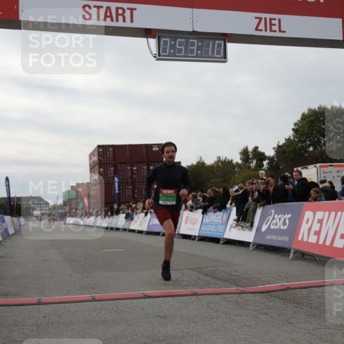 03.10.2025 - Köhlbrandbrückenlauf Yannick Fuchs http://msf.ph/oto/8983529 03.10.2025 15:53:08 Ziel 9461, 9591 meine-sportfotos.de