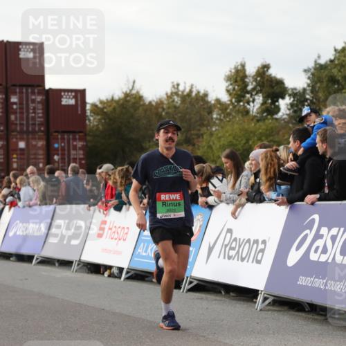 03.10.2025 - Köhlbrandbrückenlauf Yannick Fuchs http://msf.ph/oto/8983530 03.10.2025 16:07:08 Ziel 7174, 7340, 7560, 7995, 8026, 8847, 8925 meine-sportfotos.de
