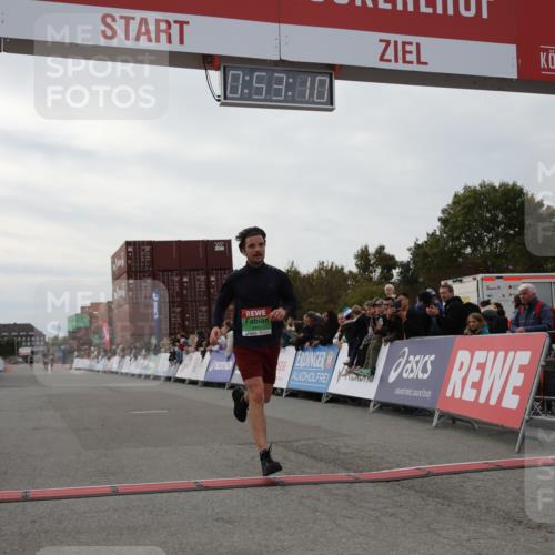 03.10.2025 - Köhlbrandbrückenlauf Yannick Fuchs http://msf.ph/oto/8983531 03.10.2025 15:53:08 Ziel 9461, 9591 meine-sportfotos.de
