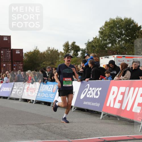 03.10.2025 - Köhlbrandbrückenlauf Yannick Fuchs http://msf.ph/oto/8983532 03.10.2025 16:07:09 Ziel 7174, 7340, 7560, 7995, 8026, 8847, 8925 meine-sportfotos.de