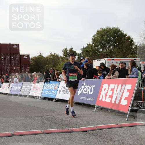 03.10.2025 - Köhlbrandbrückenlauf Yannick Fuchs http://msf.ph/oto/8983534 03.10.2025 16:07:09 Ziel 7174, 7340, 7560, 7995, 8026, 8847, 8925 meine-sportfotos.de