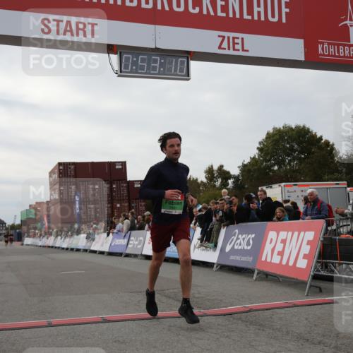 03.10.2025 - Köhlbrandbrückenlauf Yannick Fuchs http://msf.ph/oto/8983535 03.10.2025 15:53:08 Ziel 9461, 9591 meine-sportfotos.de