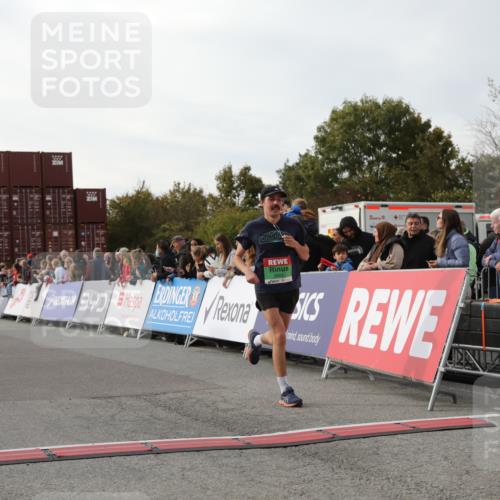 03.10.2025 - Köhlbrandbrückenlauf Yannick Fuchs http://msf.ph/oto/8983537 03.10.2025 16:07:09 Ziel 7174, 7340, 7560, 7995, 8026, 8847, 8925 meine-sportfotos.de