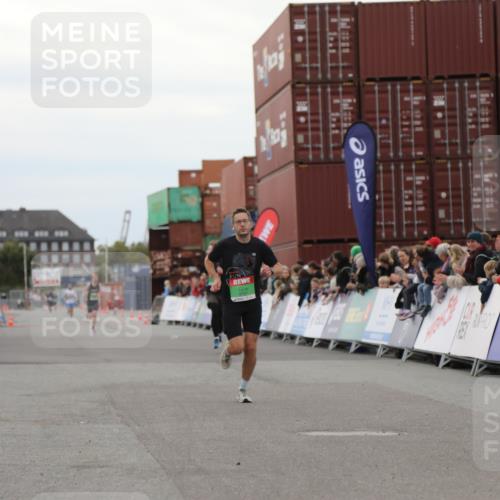 03.10.2025 - Köhlbrandbrückenlauf Yannick Fuchs http://msf.ph/oto/8983541 03.10.2025 15:53:17 Ziel 7143, 9707 meine-sportfotos.de